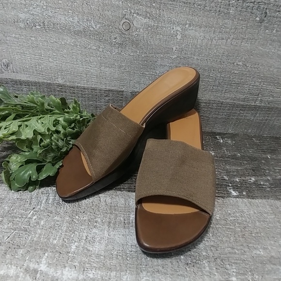 Stuart Weitzman Shoes - Stuart Weitzman classy platform slide sandles